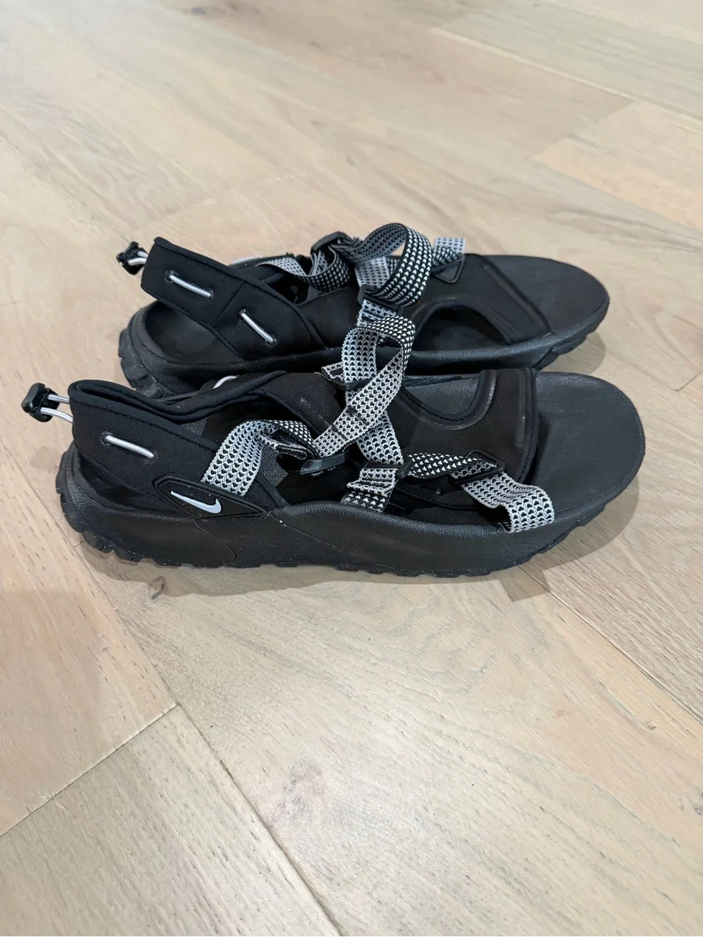 Nike Oneonta Sandal in Black/Pure Platinum